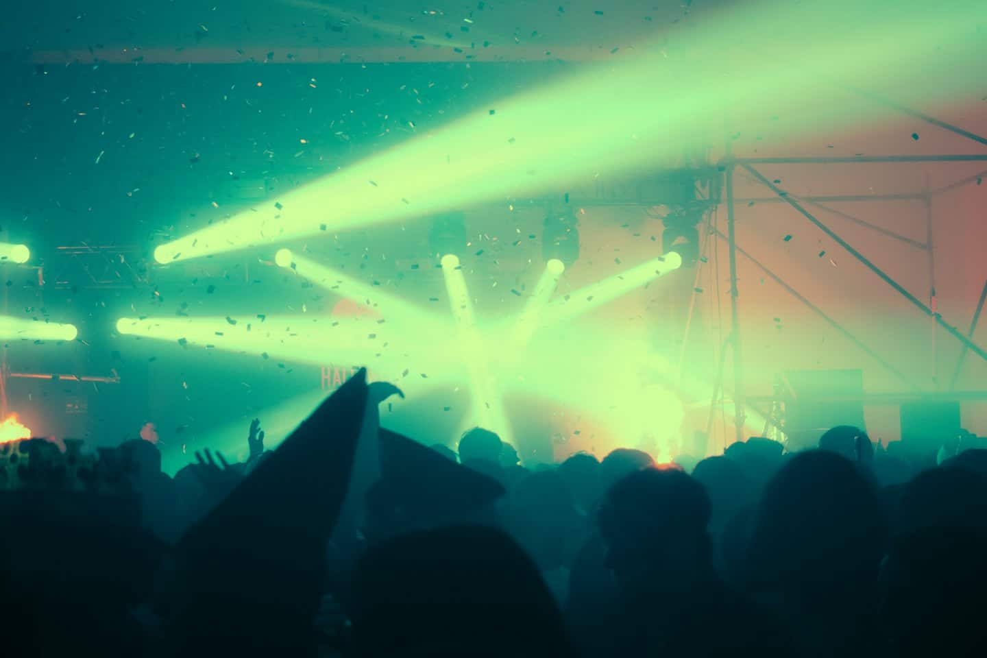Folla di persone a un concerto che guarda coriandoli che cadono.
